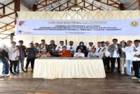 Suasana foto bersama peserta usai penutupan UKW di Pulau Papan Dusun III , Desa Kadoda, Kabupaten Tojo Una-Una, Sabtu (6/12/2025).