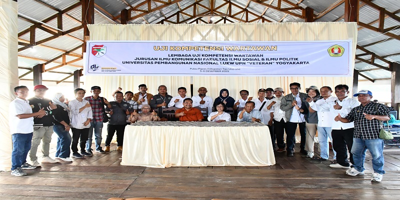 Suasana foto bersama peserta usai penutupan UKW di Pulau Papan Dusun III , Desa Kadoda, Kabupaten Tojo Una-Una, Sabtu (6/12/2025).
