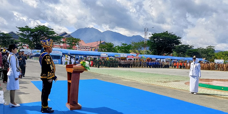 Upacara peringatan HUT Tojo Una- una dipimpin langsung oleh Gubernur Sulawesi Tengah, Dr. H. Anwar Hafid, M.Si, yang bertindak sebagai Inspektur Upacara, Kamis (18/12/25).
