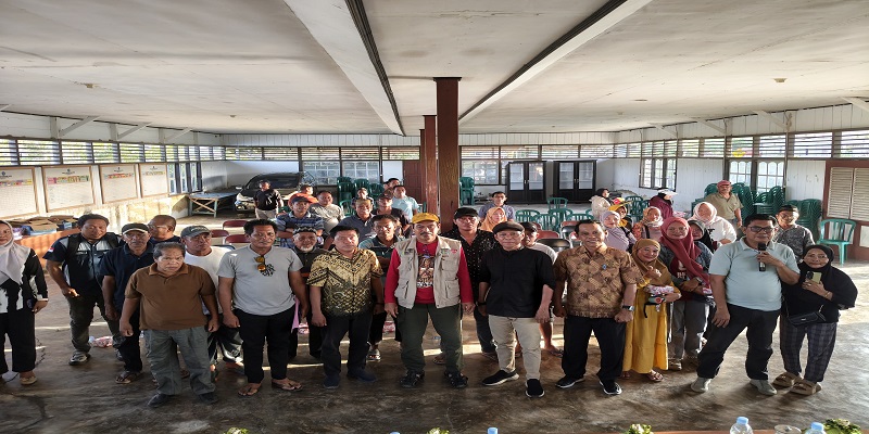 Kepala Dinas Perdagangan, Perindustrian, Koperasi, dan UMKM( Disdagperinkop UMKM) Kabupaten Tojo Una-Una, Iwan Mohammad,S.T.M.T., yang didampingi Kabid Perdagangan Arifin Leusa saat sosialisasi Pasar Wakai, Sabtu (6/12).