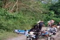 Jenaza Almarhum WITA  Ladi saat dibawah mengunakan kendaraan roda dua menuju rumah duka di Dusun Kalamba Uematopa, Kecamatan Ulubongka pada Rabu (14/1/2026).