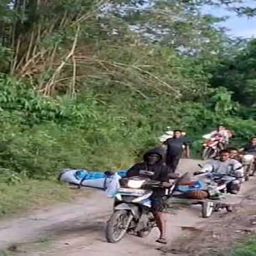Jenaza Almarhum WITA  Ladi saat dibawah mengunakan kendaraan roda dua menuju rumah duka di Dusun Kalamba Uematopa, Kecamatan Ulubongka pada Rabu (14/1/2026).