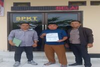 AM bersama Kuasa Hukum Ilham S.H, dan Asdin Abidin, S.H.,usai melaporkan DR di ruang SPKT Polres Tojo Una-Una Senin sore, (12/1/2026).