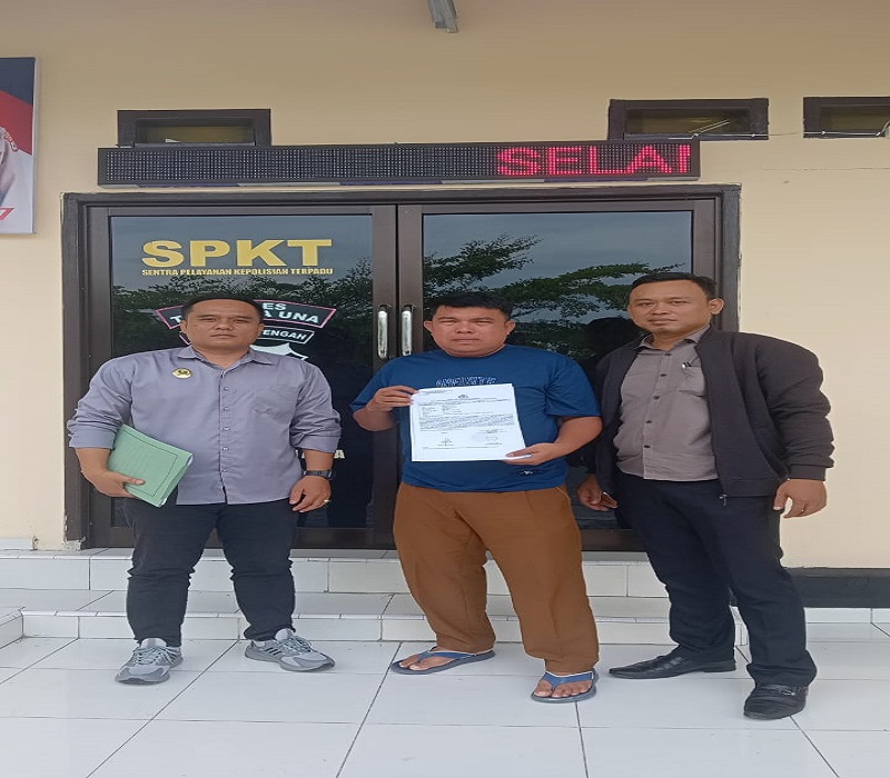 AM bersama Kuasa Hukum Ilham S.H, dan Asdin Abidin, S.H.,usai melaporkan DR di ruang SPKT Polres Tojo Una-Una Senin sore, (12/1/2026).