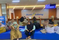 Suasana Nasabah saat berada di Bank Sulteng Cabang Ampana, saat melakukan transaksi Selasa (30/12/2025).