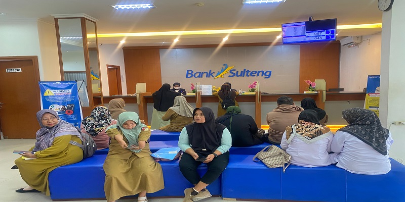 Suasana Nasabah saat berada di Bank Sulteng Cabang Ampana, saat melakukan transaksi Selasa (30/12/2025).