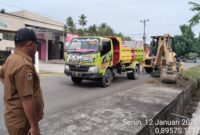 Kepala Dinas PUPR Touna, Asfan Supu saat melakukan pengawasan pembersihan di Jalan Sunggai Bongka, Kelurahan Uentanaga Atas, Kecamatan Ratolindo, Senin (12/1/2026).