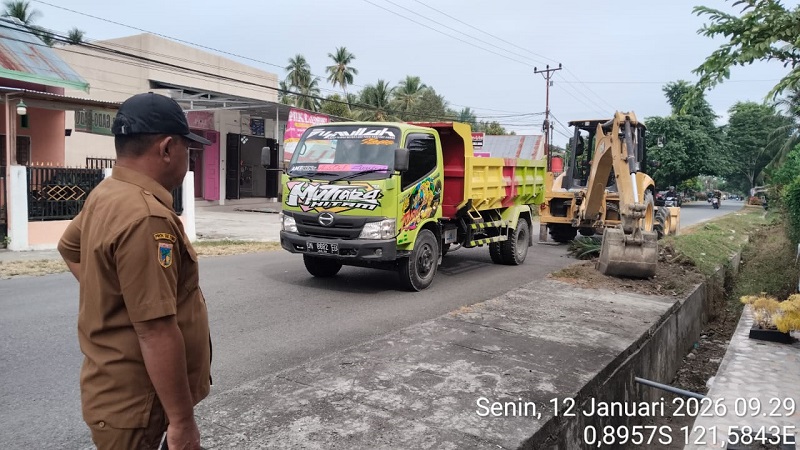 Kepala Dinas PUPR Touna, Asfan Supu saat melakukan pengawasan pembersihan di Jalan Sunggai Bongka, Kelurahan Uentanaga Atas, Kecamatan Ratolindo, Senin (12/1/2026).