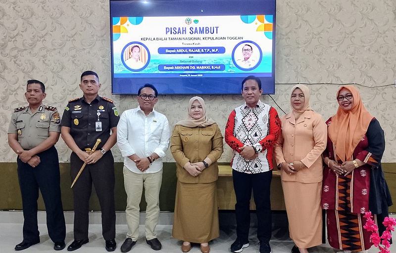 Suasana foto bersama acara pisah sambut Kepala BTNKT Togean yang baru Askhari Dg. Masikki dan pejabat lama, Abdul Rajab bersama unsur Forkompimda Tojo Una-Una di Aula BTNKT , Senin (12/1/2026).