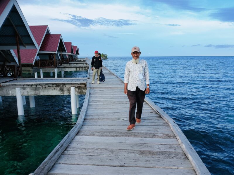 Budi Dako saat berada di objek wisata Pulau Papan, Kabupaten Tojo Una-Una,Sulawesi Tengah. (ist)