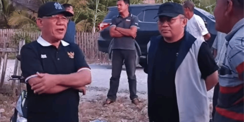 Bupati Banggai Kepulauan (Bangkep), Rusli Moidady, didampingi Sekretaris Daerah (Sekda) Muh. Aris Susanto, bergerak cepat meninjau lokasi terdampak fenomena banjir rob yang melanda wilayah pesisir Kecamatan Bulagi Utara, Minggu (25/01/2026).