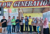 Kepala Bidang Pemberdayaan Lembaga Kemasyarakatan DPMD Sulteng, Regina Aspira Satrianingsih saat menyerahkan dokumen hasil supervisi bantuan kepada perwakilan masyarakat di kediaman Bapak Abdan Lasawedi pada Sabtu (10/1/2026).