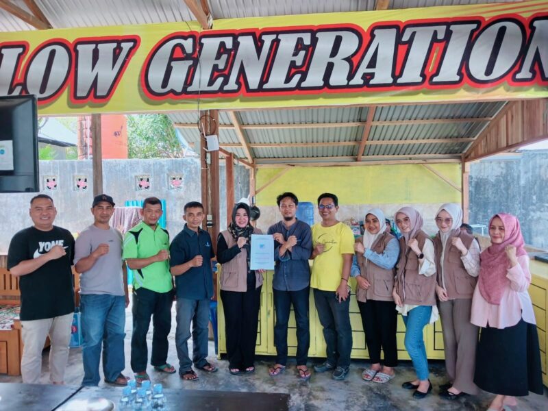 Kepala Bidang Pemberdayaan Lembaga Kemasyarakatan DPMD Sulteng, Regina Aspira Satrianingsih saat menyerahkan dokumen hasil supervisi bantuan kepada perwakilan masyarakat di kediaman Bapak Abdan Lasawedi pada Sabtu (10/1/2026).