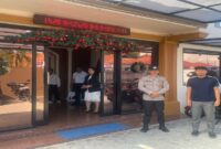 Suasana petugas gabungan Polres Touna saat bersiaga untuk memastikan keamanan dan kelancaran ibadah syukuran awal tahun bagi umat Nasrani, Kamis 1 Januari 2026.
