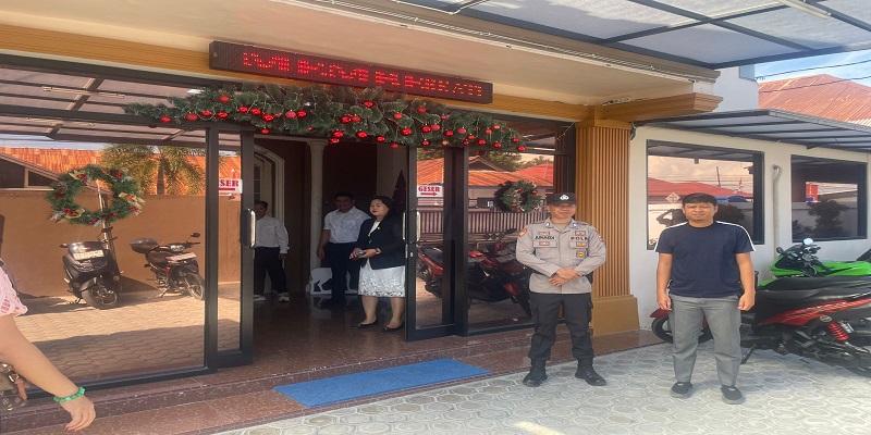 Suasana petugas gabungan Polres Touna saat bersiaga untuk memastikan keamanan dan kelancaran ibadah syukuran awal tahun bagi umat Nasrani, Kamis 1 Januari 2026.