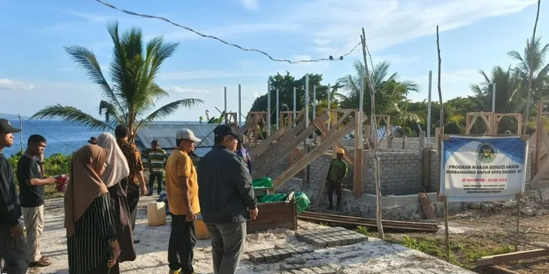 Sekretaris Daerah (Sekda) Banggai Kepulauan, Muh. Aris Susanto, selaku Ketua Tim Satgas Makan Bergizi Gratis (MBG), melakukan peninjauan langsung ke wilayah 3T di Desa Okumel dan Desa Tangkop, Kecamatan Liang, Jumat (30/01/2026).