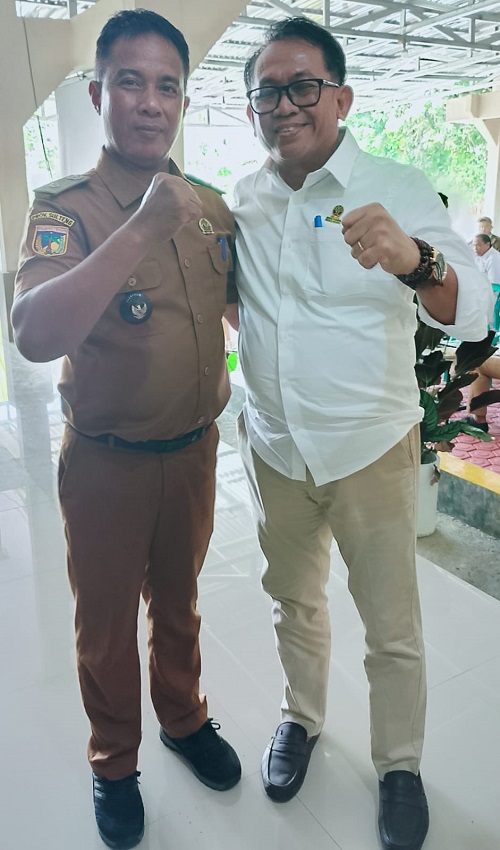 Kepala BTNK Togean Tojo Una-Una, Askhari Dg. masikki, S.Hut saat bersama Kades Luok, Sahrudin Samboko saat foto bersama usai pisah sambut di Aula BTNKT, Senin (12/1/2026).