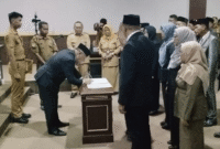Bupati Banggai Kepulauan (Bangkep), Rusli Moidady, menandatangi Surat Keputusan (SK) pejabat pimpinan tinggi pratama dalam pemerintahan daerah, Selasa (20/01/2026).