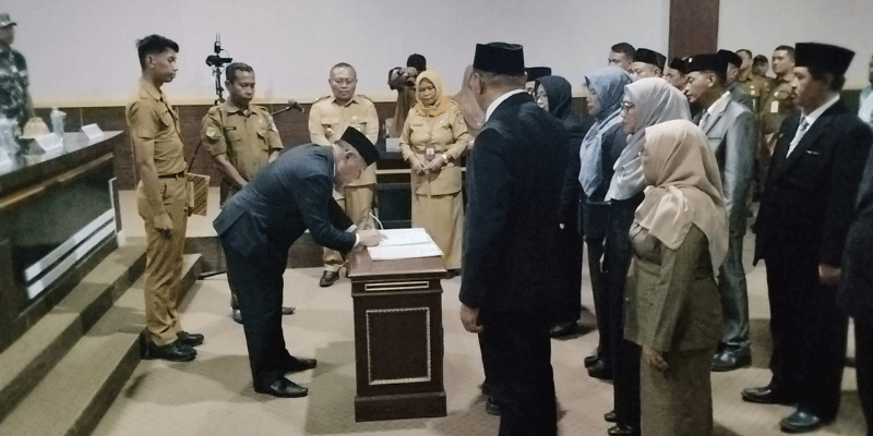 Bupati Banggai Kepulauan (Bangkep), Rusli Moidady, menandatangi Surat Keputusan (SK) pejabat pimpinan tinggi pratama dalam pemerintahan daerah, Selasa (20/01/2026).