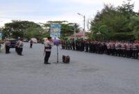 Kapolres Tojo Una-Una, AKBP Yanna Djayawidya, S.I.K, M.H, saat memimpin Apel pengamanan malam tahun Baru di Taman Jembatan Hayal(JH) Ampana pada 31 Desember 2025.
