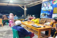 Suasana haru saat Abdan Lasawedi menerima Ketua Kelompok Tani Brantas Desa Wanasari, Samiun, Jumat (9/1/2025) malam di rumah Taliban, Kelurahan Uemalingku, Kecamatan Ratolindo. (ist)