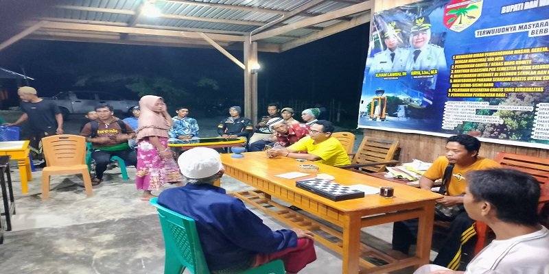 Suasana haru saat Abdan Lasawedi menerima Ketua Kelompok Tani Brantas Desa Wanasari, Samiun, Jumat (9/1/2025) malam di rumah Taliban, Kelurahan Uemalingku, Kecamatan Ratolindo. (ist)