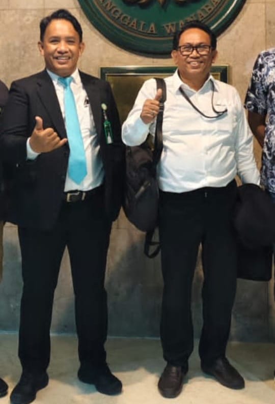 Kepala Balai TNKT Touna yang baru, Askhari Dg. masikki mengenakan kemeja lengan panjang putih. (ist)