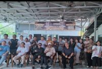Bupati Tojo Ilham Lawidu bersama Ketua DPC PDIP Touna, Zainal Muluk Lapangandong, Kadis Kesehatan Touna, dr. Niko, S.Ked dan para pendeta, foto bersama usai kegiatan tatap muka di Rumah Sekretaris DPC PDIP Touna, Berly, pada Sabtu (3 Januari 2026).