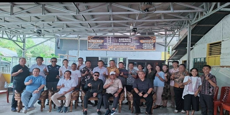 Bupati Tojo Ilham Lawidu bersama Ketua DPC PDIP Touna, Zainal Muluk Lapangandong, Kadis Kesehatan Touna, dr. Niko, S.Ked dan para pendeta, foto bersama usai kegiatan tatap muka di Rumah Sekretaris DPC PDIP Touna, Berly, pada Sabtu (3 Januari 2026).