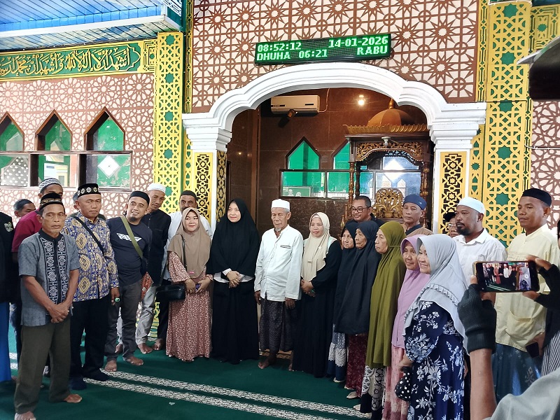 Ketua TP-PKK Tojo Una-Una, Ibu Hajar Lawidu bersama KH.Abdollah Lasawedi dan jemaah umroh saat foto bersama di Majid Al Amin, Kelurahan Labiabae, Kecamatan Ampana Kota, Rabu (14/1/2026).