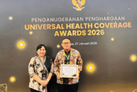 Wakil Bupati Bangkep, Serfi Kambey menerima penghargaan Universal Health Coverage (UHC) Award 2026 yang diserahkan pada malam penganugerahan di Ballroom JIEXPO Kemayoran, Jakarta, pada Selasa (27/01/2026).