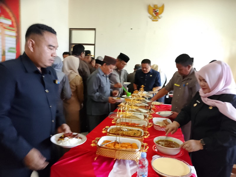 Wakil Bupati Touna, Hj. Surya Lapasiri bersama Ketua DPRD Touna dan Wakil Ketua DPRD beserta jajaran kepala OPD saat menghadiri syukuran PPPK Paru Waktu pada Dinas Lingkungan Hidup Touna, Selasa (13/1/2026).