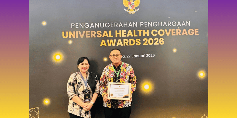 Wakil Bupati Bangkep, Serfi Kambey menerima penghargaan Universal Health Coverage (UHC) Award 2026 yang diserahkan pada malam penganugerahan di Ballroom JIEXPO Kemayoran, Jakarta, pada Selasa (27/01/2026).