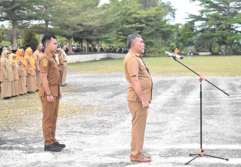 Pelaksana Harian (Plh) Sekretaris Daerah Kabupaten Banggai Kepulauan, Rahman Hasan, S.T., M.Si., saat memimpin apel gabungan ASN, Senin (9/2/2026).
