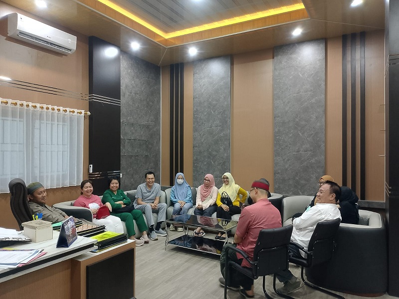 Suasana audiensi Bupati Ilham Lawidu bersama direktur RUSUD Ampana, dokter Maryam dan jajaran  para dokter ahli di ruang kerja Bupati Jumat sore (20/2/2026)
