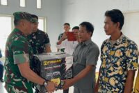 Pangdam XXIII/Palakawira Mayjen Jonathan Parluhutan Sianipar saat menyerahkan bantuan mesin katinting kepada Kedes Luok, Sahrudin Sambokol di Desa Wakai pada Jumat (27)2/2026).