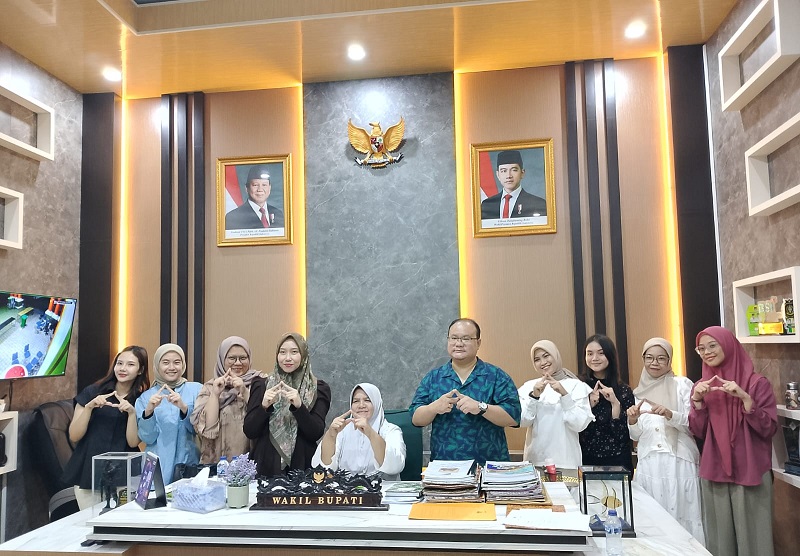 Wakil Bupati Touna, Hj. Surya Lapasiri, menerima  14 intersip muda di ruang kerjanya, Jumat (27/2/2026).