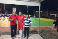 Rahman Pontoh, Kasubid Dispora Provinsi Sulawesi Tengah, saat foto bersama Bupati Ilham Lawidu di lapangan Futsal Kantor Bupati setempat pada Rabu malam (24/2/2026)
