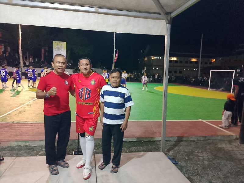 Rahman Pontoh, Kasubid Dispora Provinsi Sulawesi Tengah, saat foto bersama Bupati Ilham Lawidu di lapangan Futsal Kantor Bupati setempat pada Rabu malam (24/2/2026)
