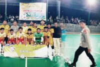 Wakapolres Touna, Kompol Mulyadi saat melakukan tendangan perdana pada Turnamen Futsal Ramdhan SKILL CUP II tahun 2026 dilapangan Futsal kantor Bupati Touna, Senin malam (16/2/2026).