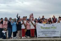DP3AP2KB menggandeng Dewan Pengurus Cabang Ikatan Penyuluh Keluarga Berencana (DPC IPeKB), menggelar aksi bersih-bersih lingkungan  di Pelabuhan Rakyat Salakan, Jumat (6/2/2026).