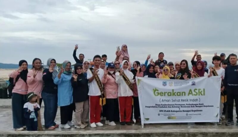 DP3AP2KB menggandeng Dewan Pengurus Cabang Ikatan Penyuluh Keluarga Berencana (DPC IPeKB), menggelar aksi bersih-bersih lingkungan  di Pelabuhan Rakyat Salakan, Jumat (6/2/2026).