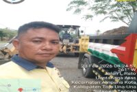 Salah seorang pekerja yang terlibat dalam proyek penimbunan median jalan Merdeka, Kelurahan Uemalingku, pada Senin (23//2/2026). (ist)