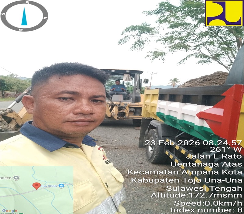 Salah seorang pekerja yang terlibat dalam proyek penimbunan median jalan Merdeka, Kelurahan Uemalingku, pada Senin (23//2/2026). (ist)