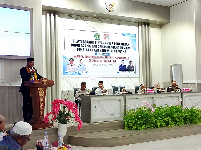 Kepala Kakanwil Kementerian Agama Provinsi Sulawesi Tengah saat memberikan sambutan pada kegiatan Silaturahmi Lintas unsur Pemerintah, Tokoh Agama dan Ormas Keagamaan serta Pembinaan ASN Keagamaan di Aula Gedung Auditorium Kantor Bupati, Selasa (10/2/2026).