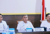 Asisten I Setda Bangkep, Rahman Hasan (tengah), saat menghadiri Rakor Virtual pembentukan Satgas Sapu Bersih Pelanggaran Harga dan Mutu Pangan Tahun 2026 di Ruang Rapat Kantor Bupati, Rabu (04/02/2026).