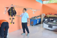 Kepala BPBD Touna, Sigit Labolong, saat memeriksa kondisi alat selam di gudang logistik Kantor BPBD setempat, Rabu (04/02/2026). (Foto: Dok. BPBD Touna)