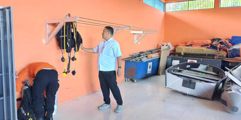 Kepala BPBD Touna, Sigit Labolong, saat memeriksa kondisi alat selam di gudang logistik Kantor BPBD setempat, Rabu (04/02/2026). (Foto: Dok. BPBD Touna)