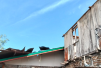 Kondisi rumah warga di Desa Bantuga, Kecamatan Ampana Tete, Touna, yang porak-poranda diterjang angin puting beliung, Senin (02/02/2026). (Foto: Dok. Istimewa)