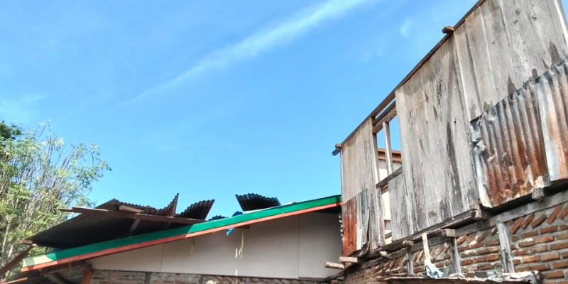 Kondisi rumah warga di Desa Bantuga, Kecamatan Ampana Tete, Touna, yang porak-poranda diterjang angin puting beliung, Senin (02/02/2026). (Foto: Dok. Istimewa)